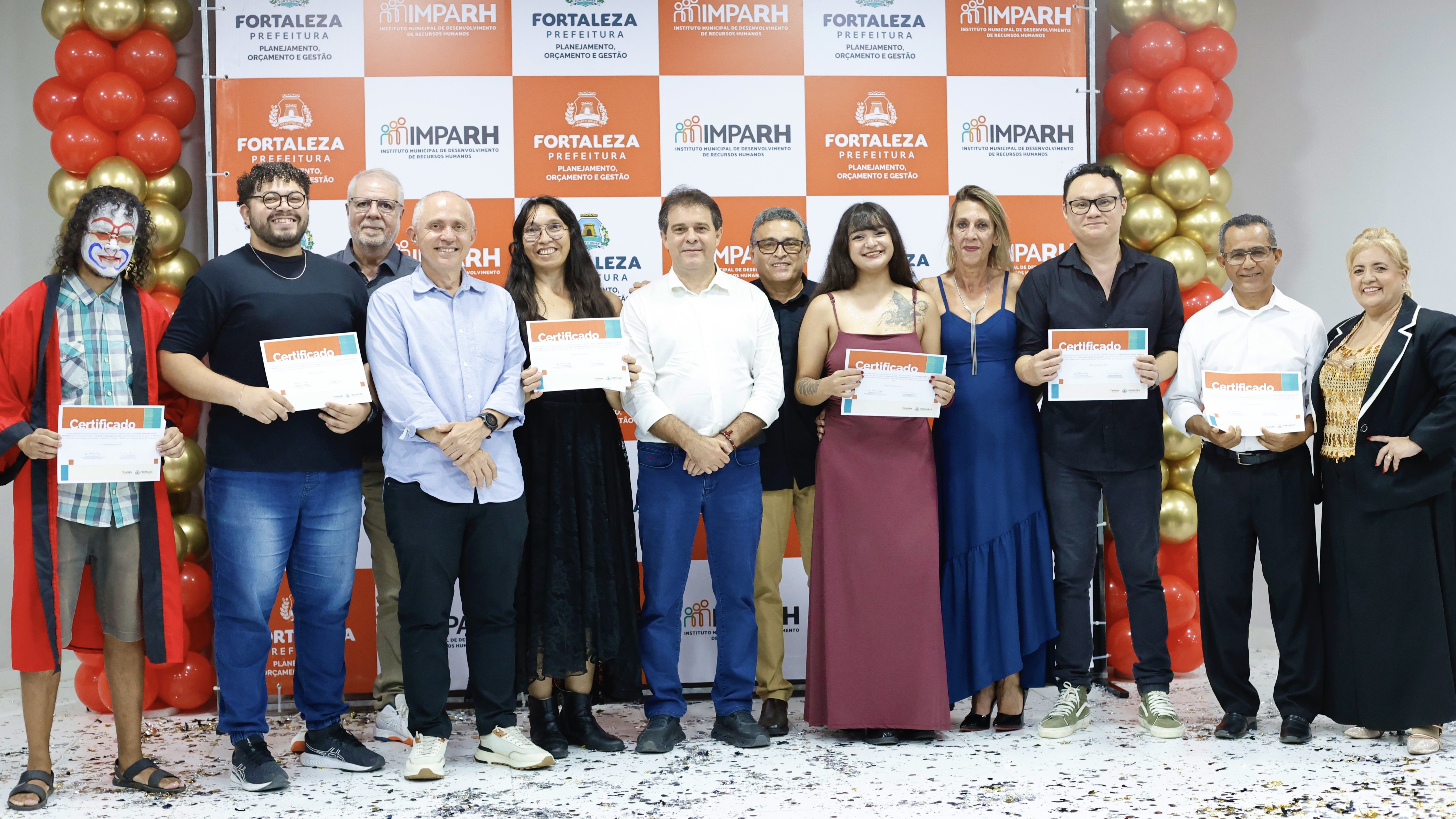 grupo de pessoas posa para a foto